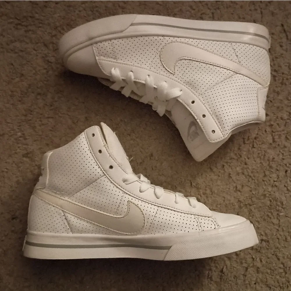 Nike Classic White High Boys Sneakers Size 6 US 354697-111 PRE-OWNED